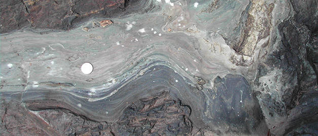 Deformationsstrukturer. Närbild på berg. Foto.