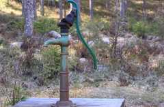 Ett handtag på en pump tillhörande en brunn. Foto. 