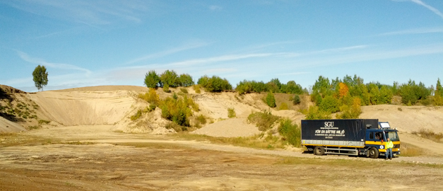 Ett grustag med SGUs lastbil. Hössna, Ulricehamns kommun.