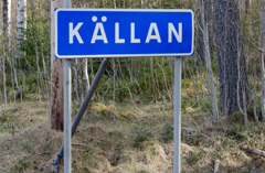 En skylt med ordet "Källan", som är namnet på några gårdar i Dalarna. Foto.