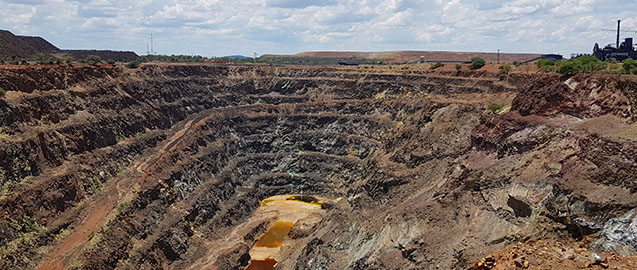 Gruva med förorenat gruvvatten.