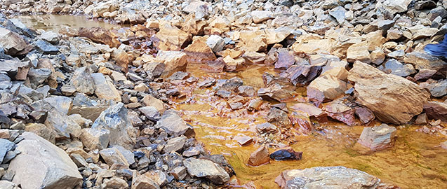 På bilden syns förorenat vatten från en gruva.