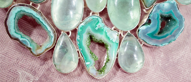 Apatitkristaller kan vara mycket vackra och anv&auml;nds ibland i smycken.