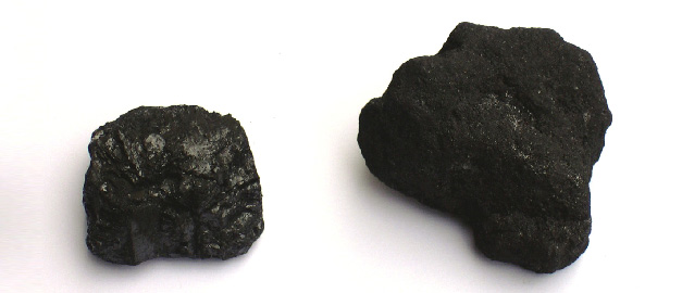 På bilden syns en bit kol och en bit koks.