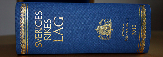 Sveriges lagbok liggandes på ett bord.