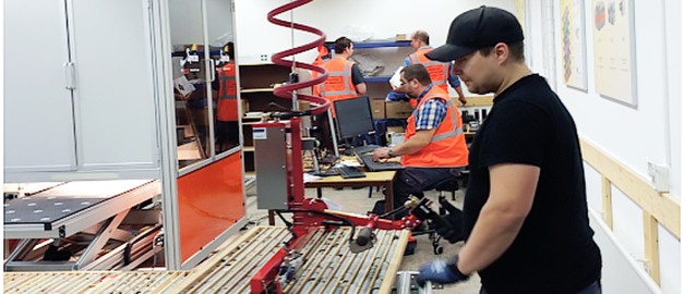 Man håller låda med borrkärnor som ska skannas.