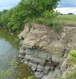 Klint i Visings&ouml;sandsten som &ouml;verlagras av lerig mor&auml;n, s&ouml;dra Visings&ouml;.