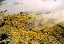 Svavelutf&auml;llningar fr&aring;n Vulcano, Lipariska &ouml;arna, Italien.