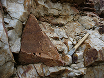 F&auml;ltspatkristall i gr&aring;vit pegmatitkvarts.