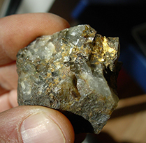 Gediget guld i kvarts.