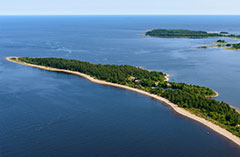 Vatten och en halvö, fotat ovanifrån. Billudden. Foto.