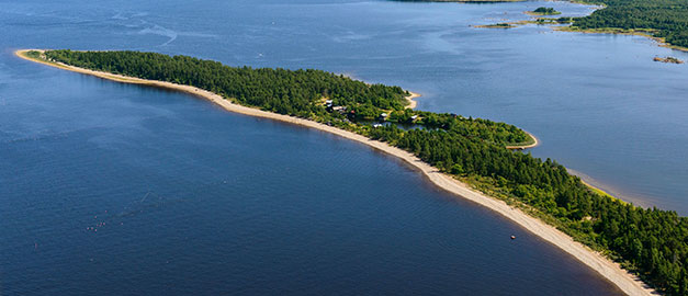 Vatten och en halvö, fotat ovanifrån. Billudden. Foto.