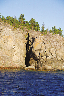 Grotta p&aring; &ouml;n H&ouml;gbonden, H&ouml;ga Kusten.