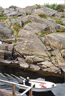 Strandm&auml;rken som huggits ut i berget.