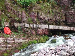 Foto p&aring; b&auml;ck i kanjon.