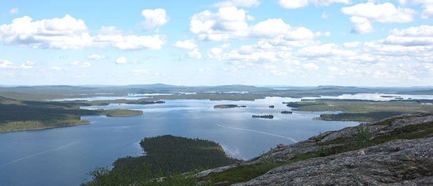 En bild över en sjö sett från fjället