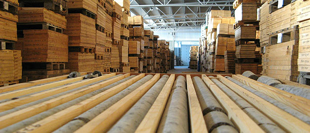 Bilden visar borrkärnor i SGU:s borrkärnearkiv.