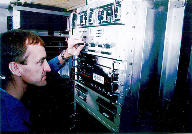 S&ouml;ren Bystr&ouml;m kontrollerar m&auml;tutrustningen