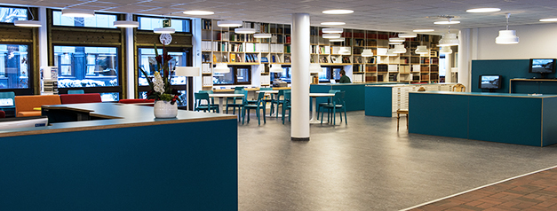 Vy över SGU:s reception och bibliotek.