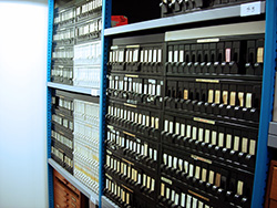 Hyllor med tunnslip fr&aring;n SGUs samlingar.