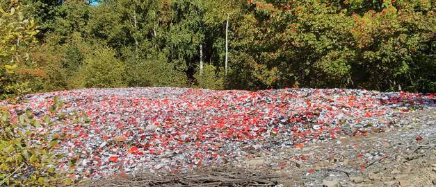 Upplag med glaskross vid det f.d. glasbruket Flygsfors.