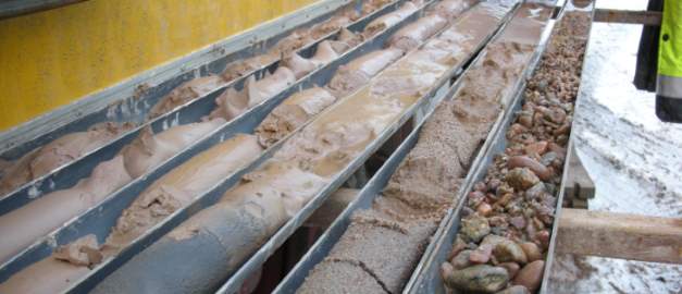 Lagerföljder i marken inom området.