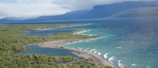 I området kring Torne träsk i Norrbotten finns en mångfald av olika geologiska företeelser som också visar en omfattande utvecklingshistoria.