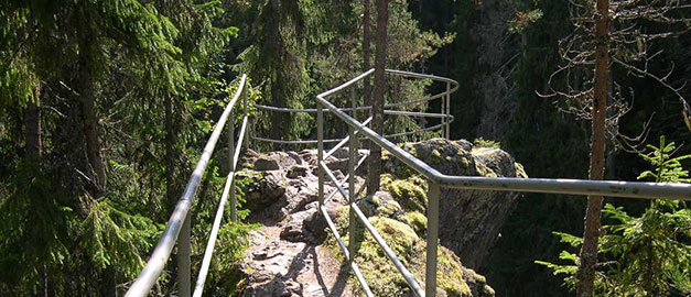Stig i naturreservat utmed en klippa. 