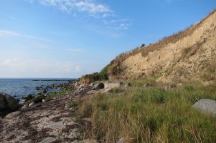 Tv&aring; foton fr&aring;n samma st&auml;lle vid Fortuna, s&ouml;der om Helsingborg, p&aring; Sk&aring;nes v&auml;stkust. Det v&auml;nstra &auml;r taget i juni 2012, den h&ouml;gra &auml;r tagit i september 2016. En p&aring;taglig erosion, orsakad av skred i de finkorniga sedimenten, har &auml;gt rum. Huvuddelen av erosionen skedde i samband med stormen Sven i december 2013. Foto K&auml;rstin Malmberg Persson.