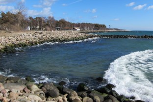 Vid L&ouml;derup i s&ouml;dra Sk&aring;ne har man skyddat kusten med strandskoningar av spr&auml;ngsten och med h&ouml;vder. 