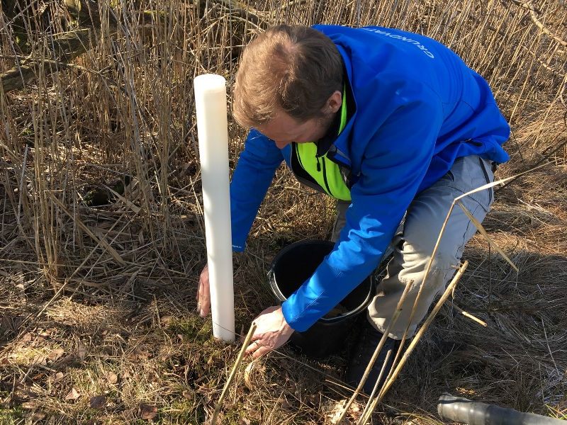 Tv&auml;ttad sand packas utmed r&ouml;rets sidor f&ouml;r att r&ouml;ret ska st&aring; stabilt